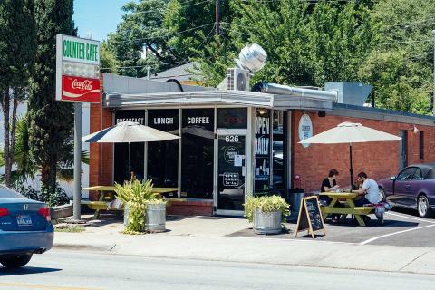 This Quintessential Austin Diner Serves The Most Mouthwatering Biscuits and Gravy