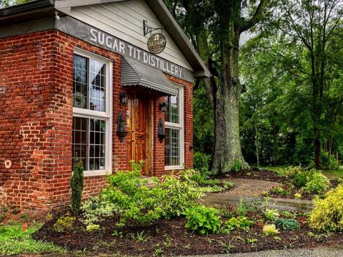 This Moonshine Tasting Room In South Carolina Is One Hidden Speakeasy You'll Want To Tour