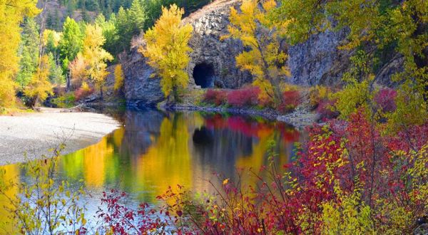Fall Is The Perfect Season To Discover This Incredibly Scenic Washington Trail