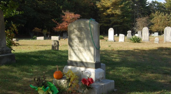 You Might Just Spot A Ghost At The Most Haunted Cemetery In Rhode Island