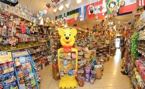 A Nostalgic Candy Warehouse In Florida, To The Moon Has Over 18,000 Treats Under One Roof