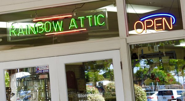 If You Live In Hawaii, You Must Visit This Unbelievable Thrift Store At Least Once