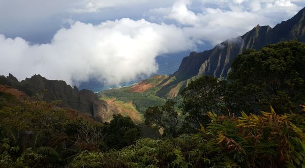 The Hawaii Hike That Leads To The Most Unforgettable Destination