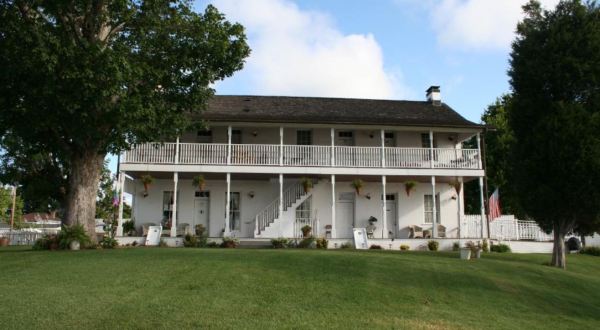 This 1812 Bed & Breakfast In Small Town Illinois Is A Fascinating Piece Of The Past