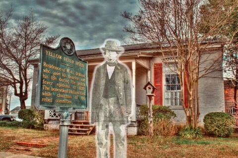 Frightening Local Lore Comes To Life On This Mississippi Walking Tour