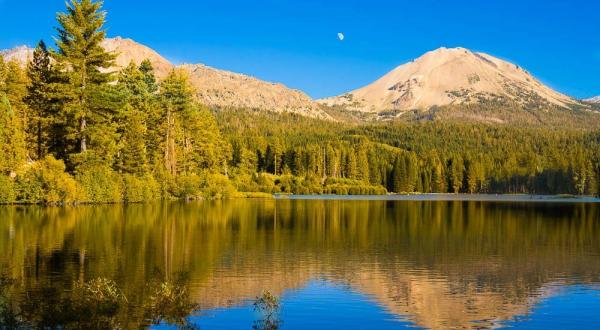 This Easy Fall Hike In Northern California Is Under 2 Miles And You’ll Love Every Step You Take