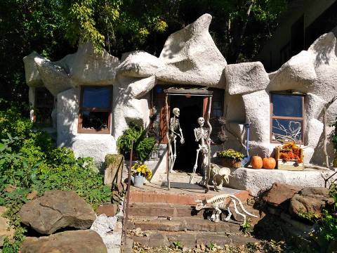 There's A Haunted Cave House In Oklahoma And You'll Want To Take A Tour