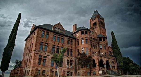This Creepy Haunted Castle Tour In Northern California Is Not For The Faint Of Heart