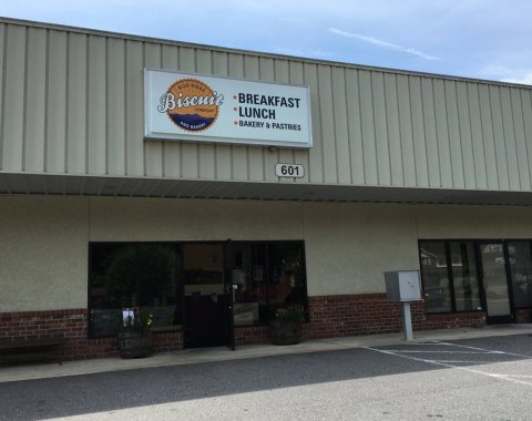 People Drive From All Over For The Biscuits And Gravy At This Charming North Carolina Restaurant