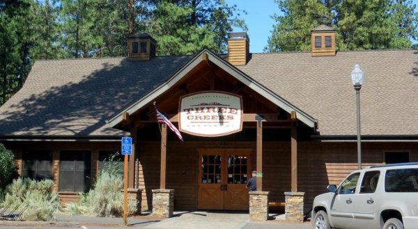 This Oregon Lodge-Style Brewery Nestled In The Pines Is Unexpectedly Awesome