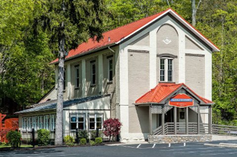 This Historic Schoolhouse Is Actually A Restaurant And You Should Pay It A Visit
