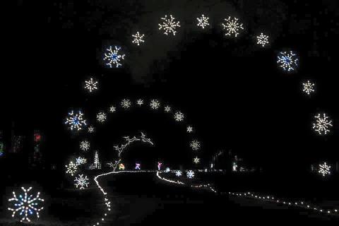 Take A Dreamy Ride Through The Largest Drive-Thru Light Show In Virginia, Bull Run Festival Of Lights