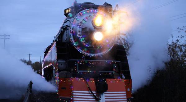 Watch The Oregon Countryside Whirl By On This Unforgettable Christmas Train