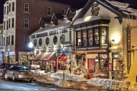 Christmas In These 9 Maine Towns Looks Like Something From A Hallmark Movie