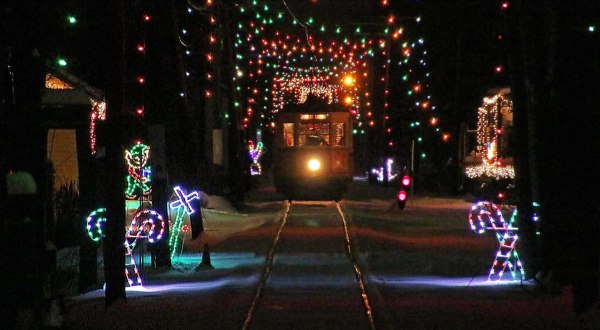 This Holiday Trolley Ride In Connecticut Will Take You Through A Magical Tunnel Of Lights