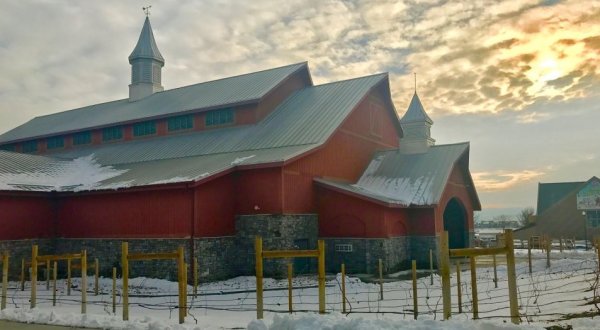 Dine In This Utah Barn With St. Nick Himself This Holiday Season