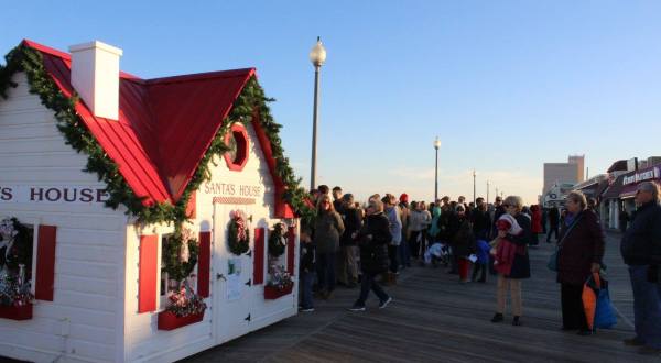 The One Delaware Town That Transforms Into A Christmas Wonderland Each Year