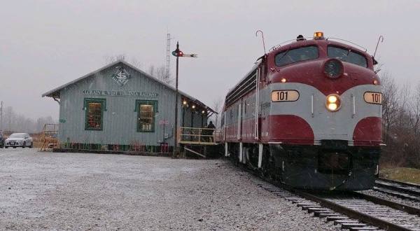 Watch The Ohio Countryside Whirl By On This Unforgettable Christmas Train