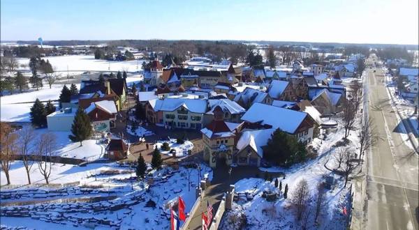 The One Town Near Detroit That Transforms Into A Christmas Wonderland Each Year