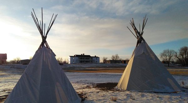 12 Staggering Photos Of An Abandoned Fort Hiding In Wyoming