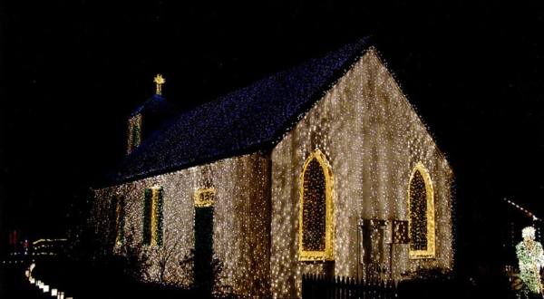 This Cajun Village In Louisiana Transforms Into A Spectacular Holiday Display That You Have To See To Believe