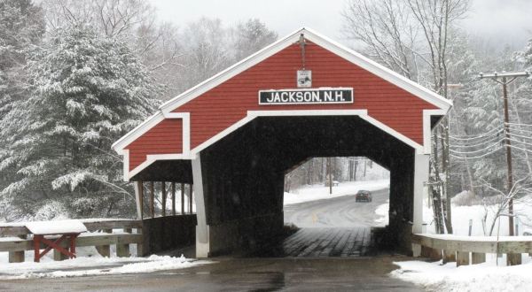 The One New Hampshire Town That Transforms Into A Christmas Wonderland Each Year