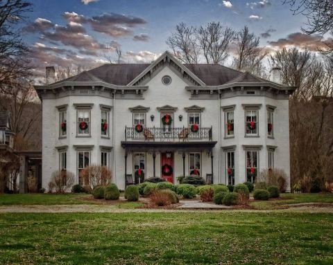 The Kentucky Plantation That Transforms Into A Winter Wonderland During The Holidays