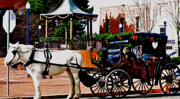 A Ride In This Horse-Drawn Carriage Through Historic Arkansas Will Complete Your Holiday Season