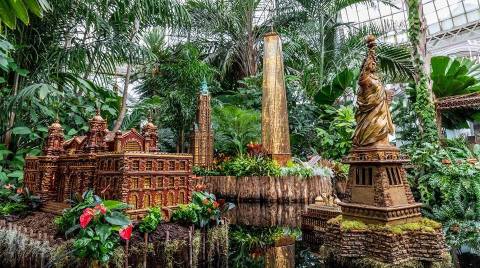 This Holiday Train Show On The East Coast Is The Most Mesmerizing Thing You'll See This Season