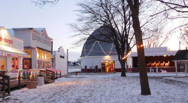 The One Iowa Town That Transforms Into A Christmas Wonderland Each Year