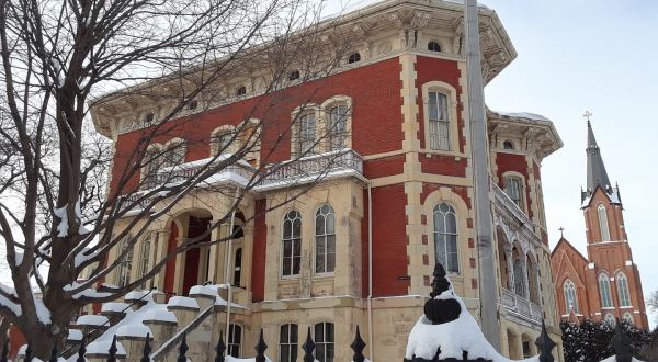 Tour This Historic Mansion In Illinois From The 1800s For A Trip Back In Time