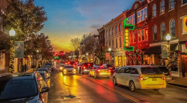 At Christmastime, This Tennessee Town Has The Most Enchanting Main Street In The Country