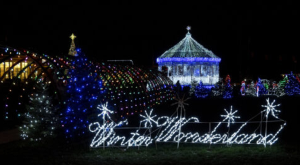 The Neighborhood Near Cleveland That Transforms Into A Winter Wonderland Each Christmas Season
