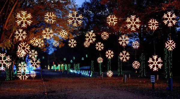 You Will Love This Dreamy Ride Through The Largest Drive-Thru Light Show In Tennessee