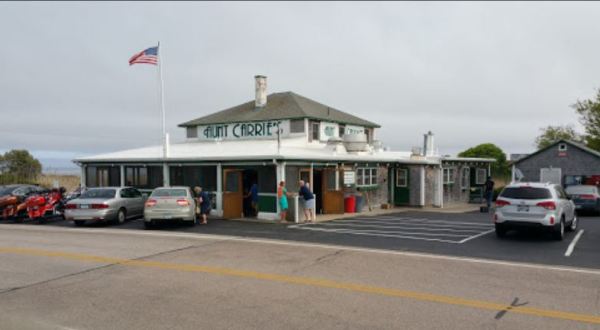 This Timeless 1920s Restaurant In Rhode Island Sells The Best Clams In America