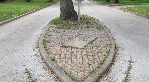 This True Tale Of The Grave In The Middle Of The Road In Texas Will Baffle You