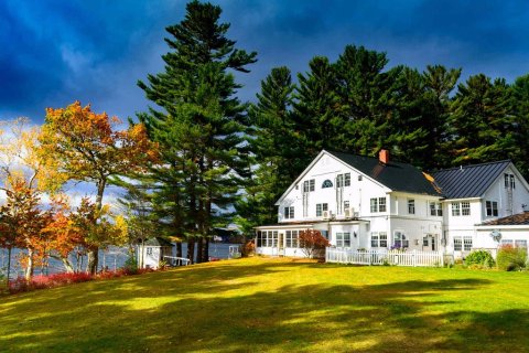 This Hidden Lakeside Bed & Breakfast Might Be One Of Maine's Best Kept Secrets
