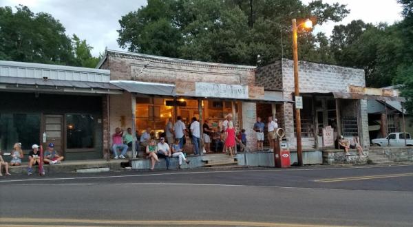 The Rural Mississippi Restaurant That Has More Customers Than The Town Has Residents