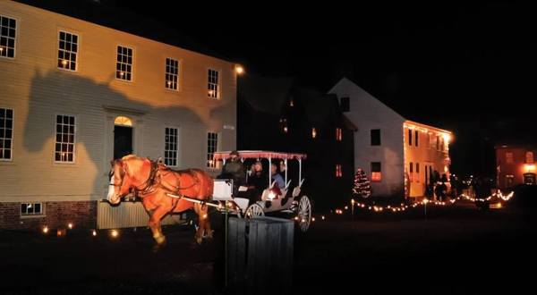 At Christmastime, This New Hampshire Town Has The Most Enchanting Main Street In The Country