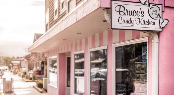 With Over 30 Salt Water Taffy Flavors, You Won’t Want To Miss This Charming Oregon Sweet Shop