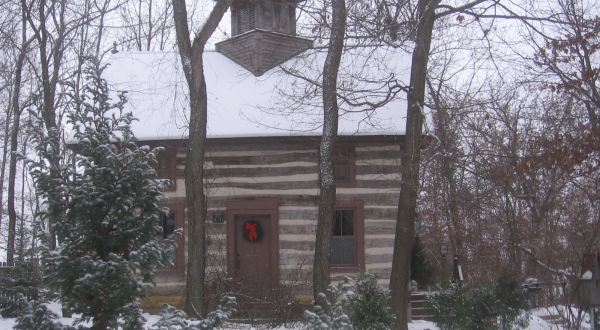 10 of the Coziest Wisconsin Cabins to Curl Up In This Winter