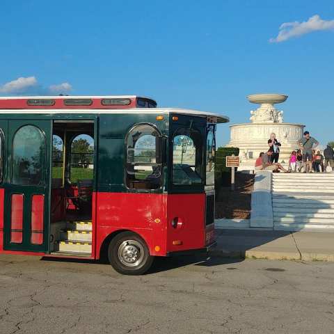 The Wine Trolley Tour In Detroit You’ll Absolutely Love