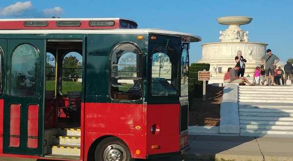 The Wine Trolley Tour In Detroit You’ll Absolutely Love
