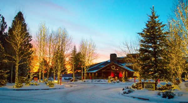 The Oregon Resort That Turns Into A Magical Wonderland Every Winter
