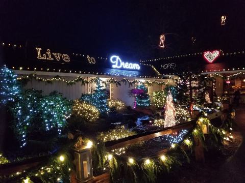 The One Oregon Community That Transforms Into A Christmas Wonderland Each Year