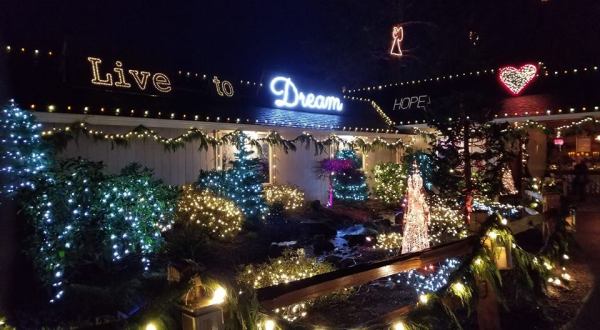 The One Oregon Community That Transforms Into A Christmas Wonderland Each Year