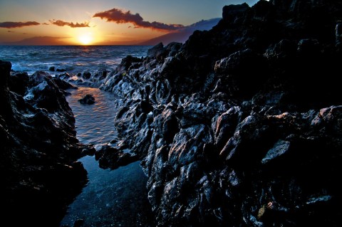 You'll Want To Visit These Lava-Strewn Beaches In Hawaii That's Unlike Any Other