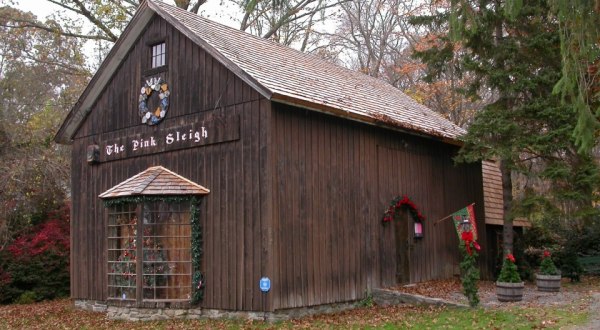 If You Love Decorating For The Holidays, You Must Check Out This Hidden Christmas Cabin In Connecticut