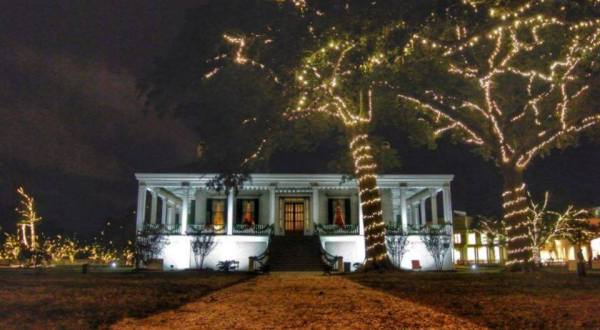 Head To This Historic Mississippi Home For An Old-Fashioned Christmas Celebration