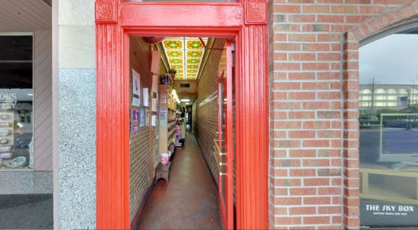 This Vintage Popcorn Shop From 1921 In Illinois Used To Be An Alley And You Can Totally Tell